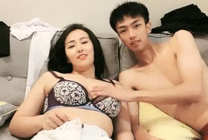 豪乳美女和排骨男激情交戰的。！海报剧照